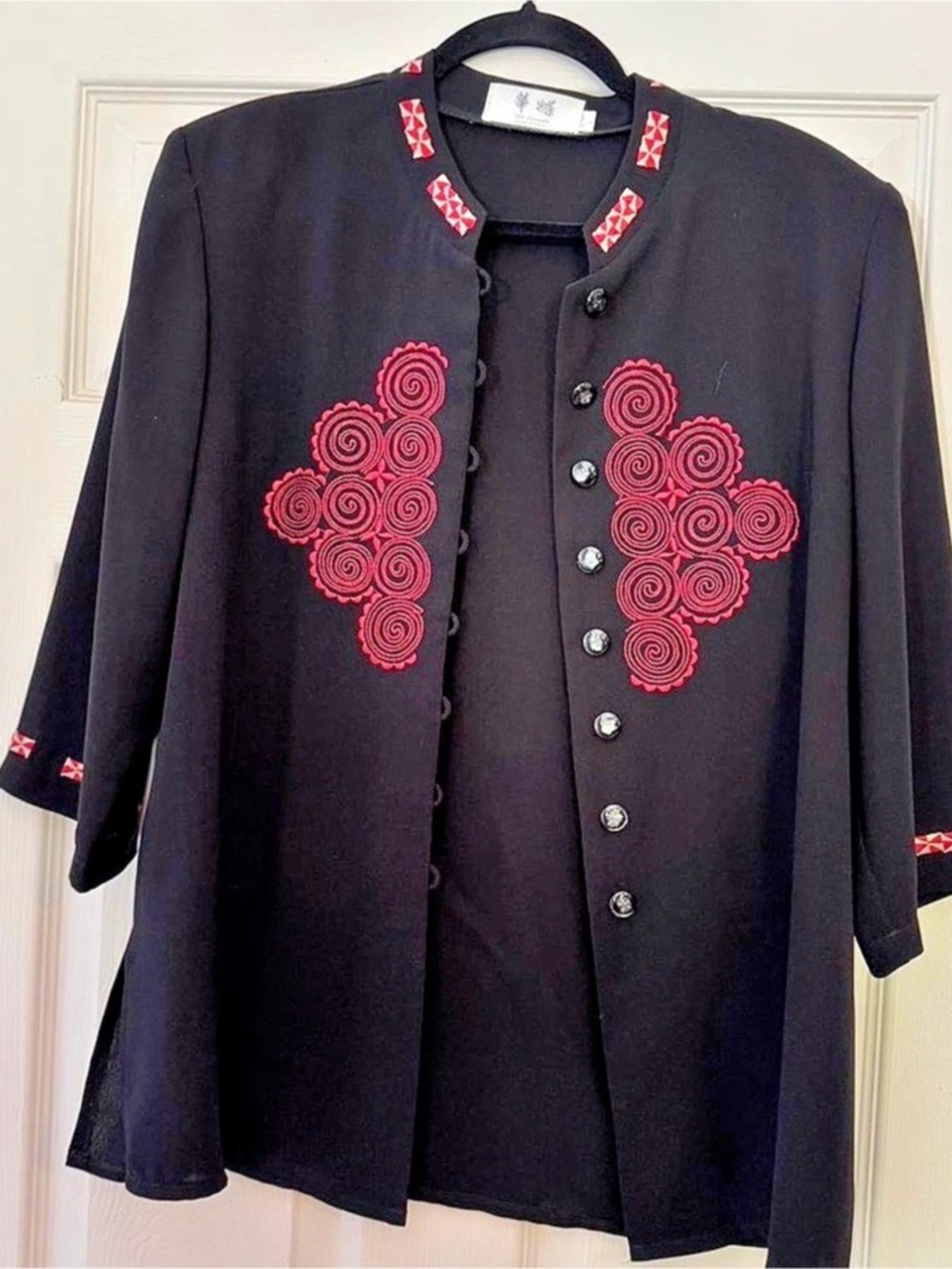 HM Hualian Embroidered Tunic in Black & Red Size Large Like New